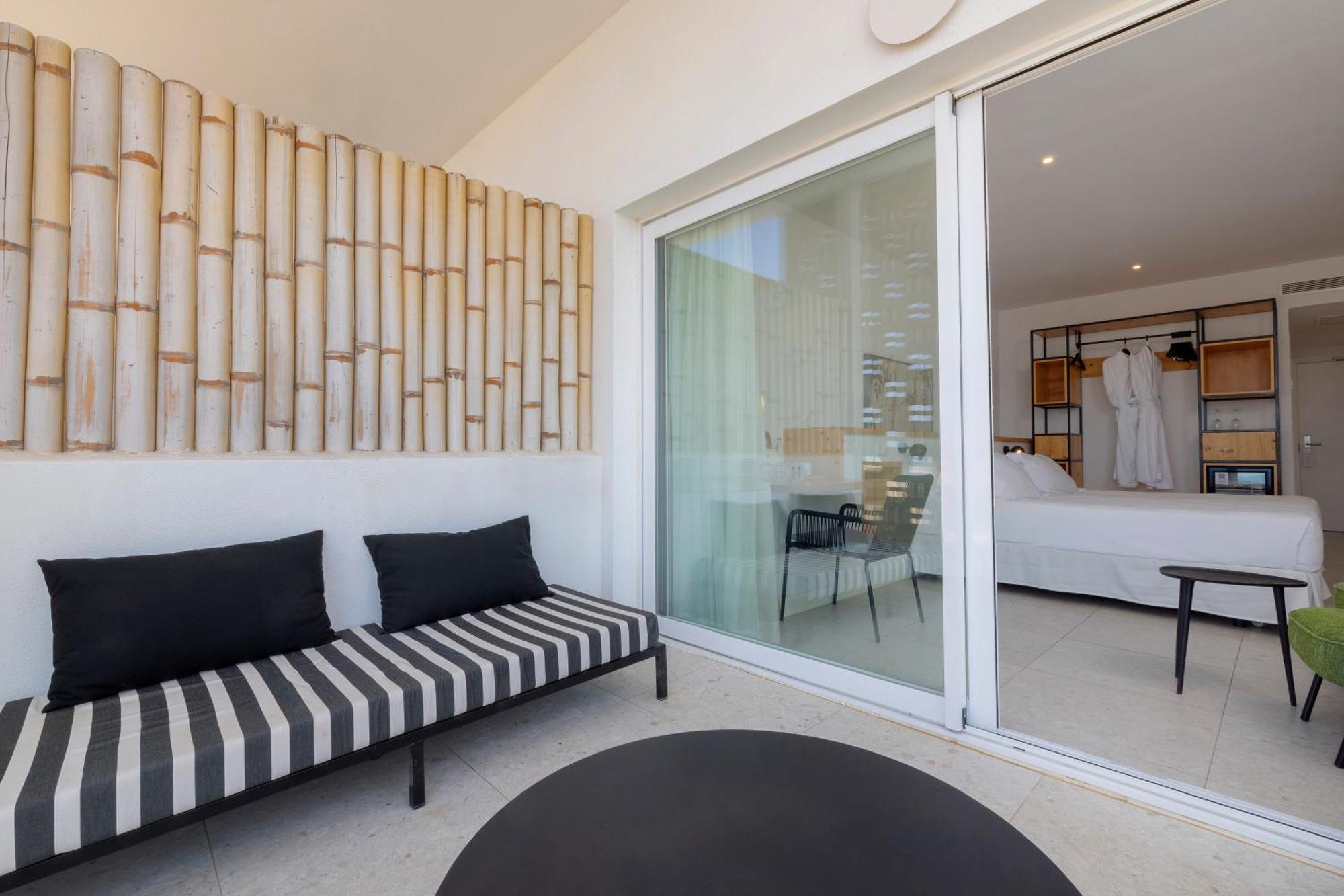 艾龙公园hm酒店 帕尔马海滩 外观 照片 A sliding door