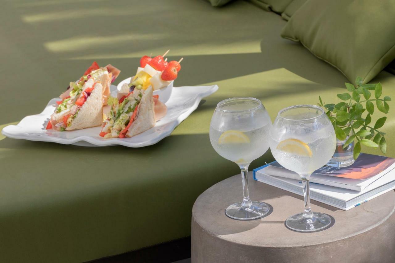 艾龙公园hm酒店 帕尔马海滩 外观 照片 Glasses of S.PELLEGRINO Sparkling Water
